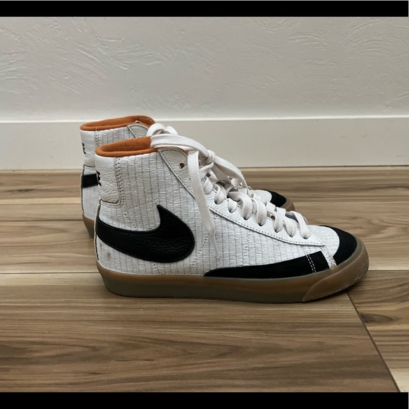 Women’s high top Nike sneakers. - Picture 2 of 7